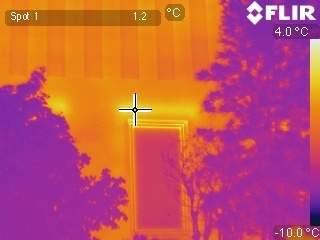 Thermografie op de voorgevel als aanvulling op blowerdoor om koudebruggen op de sporen