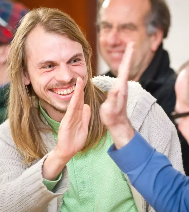 Sam Schallenbergh geeft een high five op een blowerdoor event